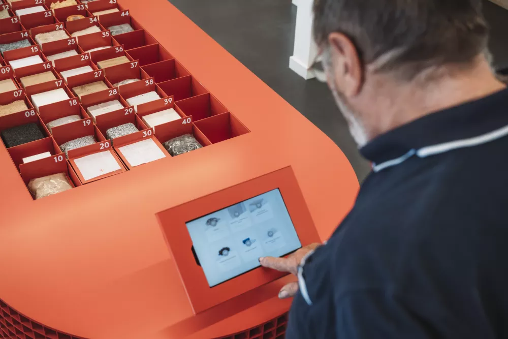 Bezoeker bij materialenbibliotheek 