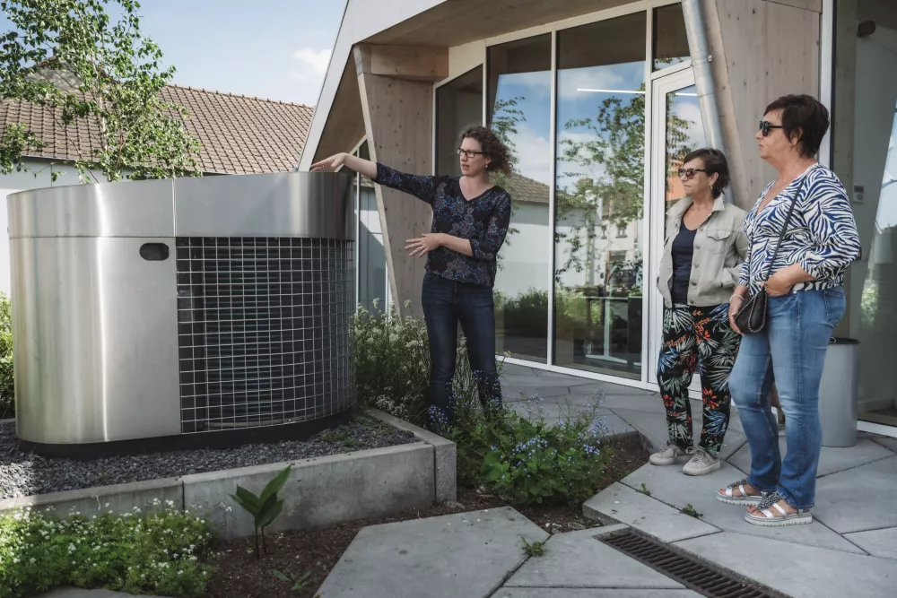 adviseur geeft toelichting bij warmtepomp