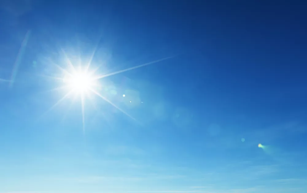 zon schijnt, blauwe hemel