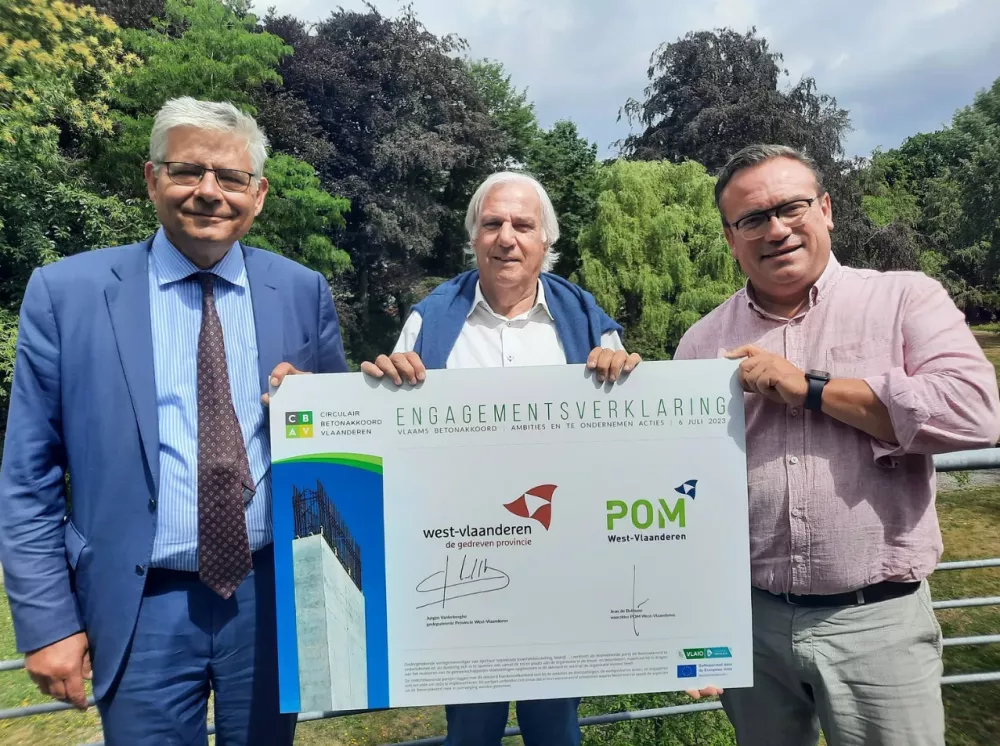  Jean de Bethune, Willy Goossens en Jurgen Vanlerberghe met het ondertekend Vlaams Circulair Betonakkoord
