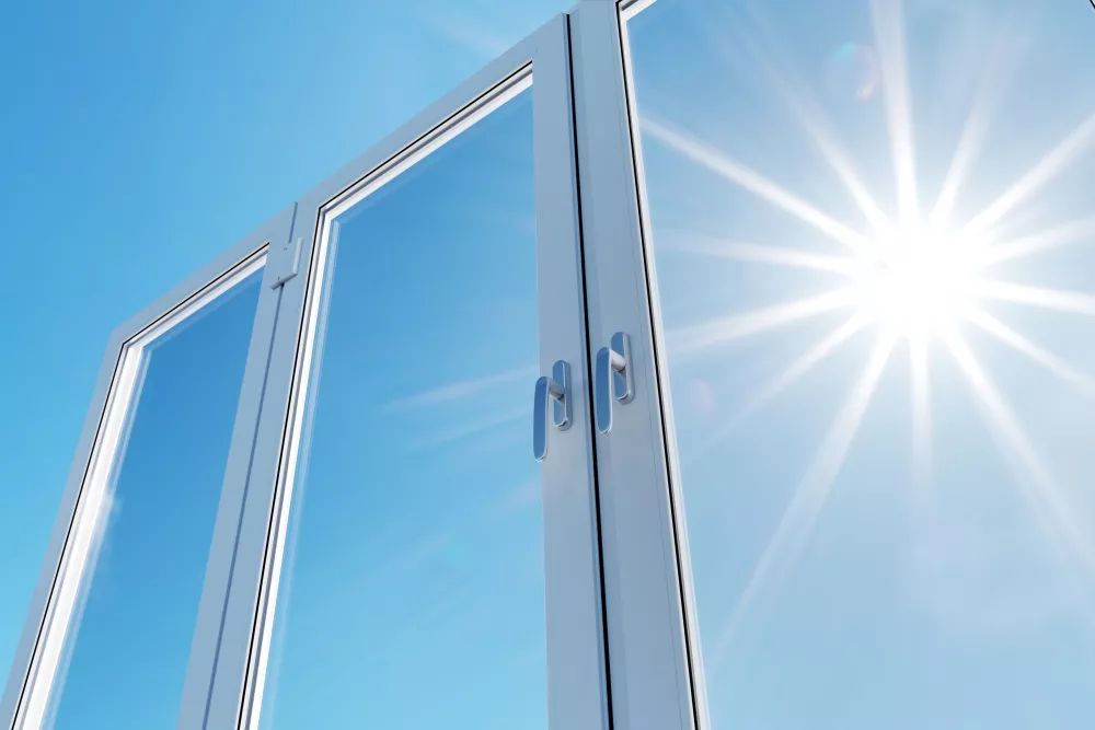 zon schijnt op venster