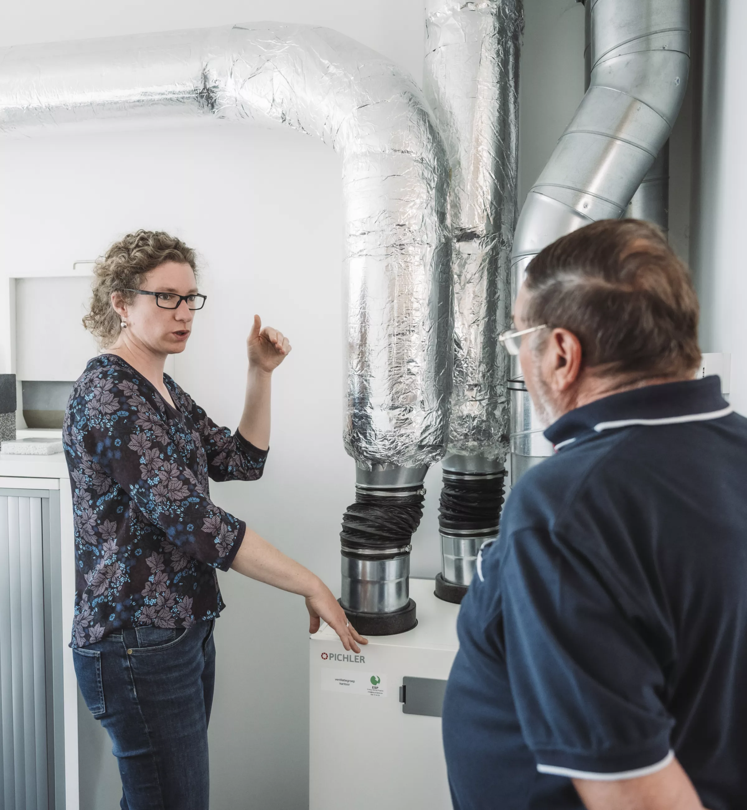 adviseur geeft uitleg bij ventilatiesysteem